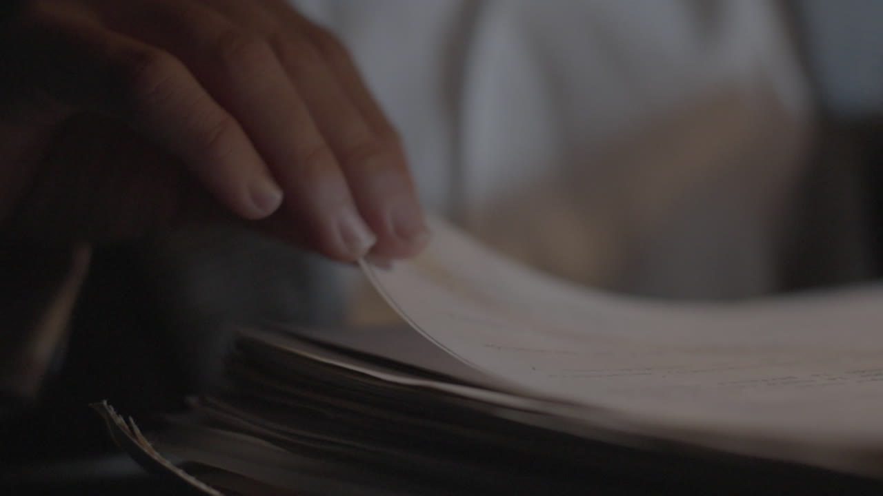 persona que lee los documentos