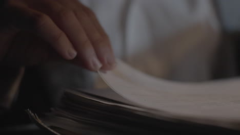 persona que lee los documentos
