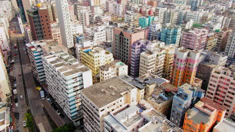 Paso-Aéreo-Bajo-Sobre-Los-Edificios-Y-El-Tráfico-Del-Centro-De-Hong-Kong