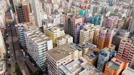 paso aéreo bajo sobre los edificios y el tráfico del centro de hong kong