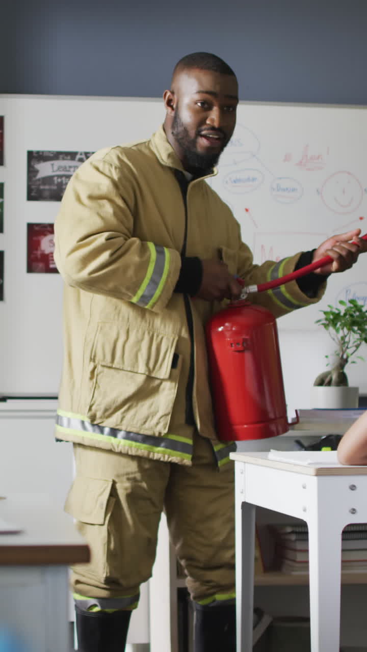 video de un feliz maestro afroamericano con una clase de alumnos diversos durante la lección de ohs