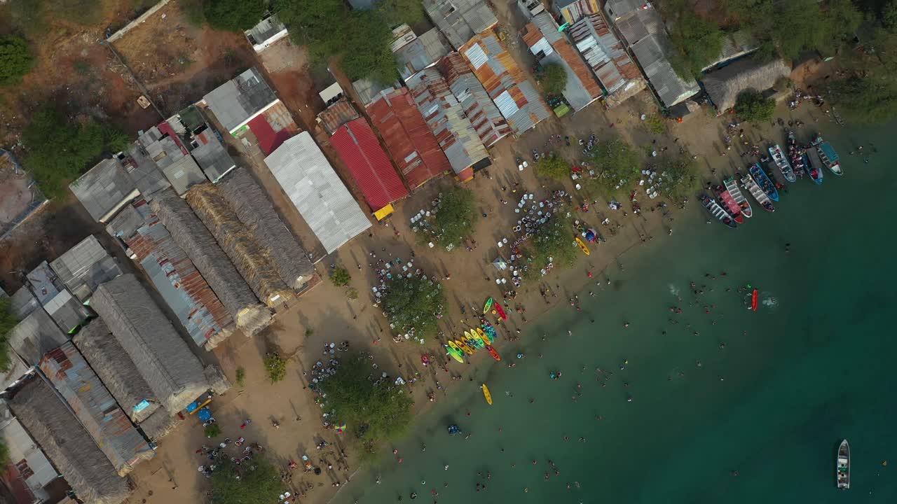 vista aérea giratoria desde arriba de la popular playa turística en américa latina