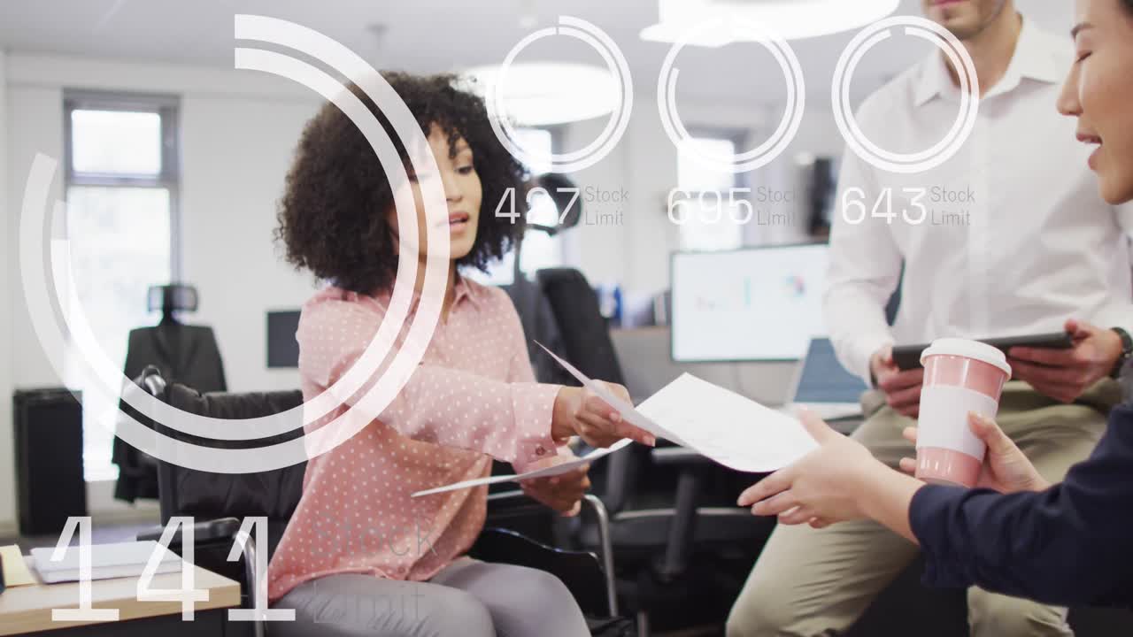 animación del procesamiento de datos financieros sobre diversas personas de negocios en la oficina