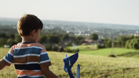 Verfolgungsvideo-Eines-Kleinen-Jungen,-Der-Draußen-Mit-Dem-Flugzeug-Spielt