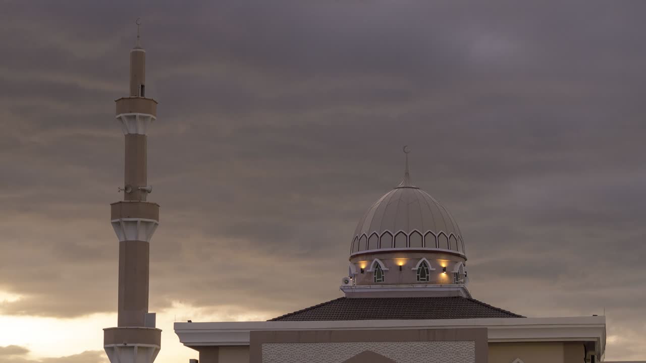 hermoso cielo dramático al atardecer sobre la mezquita