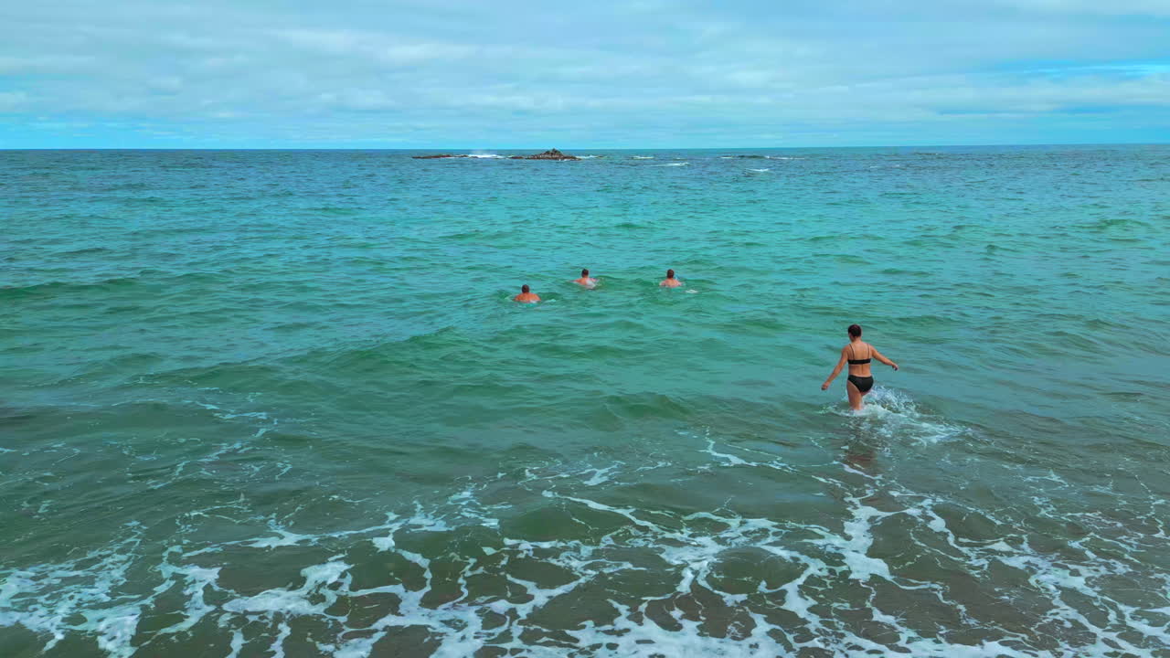 personas nadando en el océano