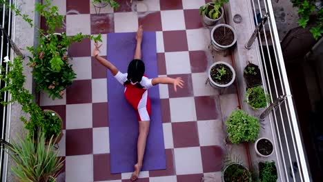 escena de ángulo superior de una joven haciendo posturas de yoga y enseñándonos lo fácil que es el yoga y lo bueno que es para el cuerpo