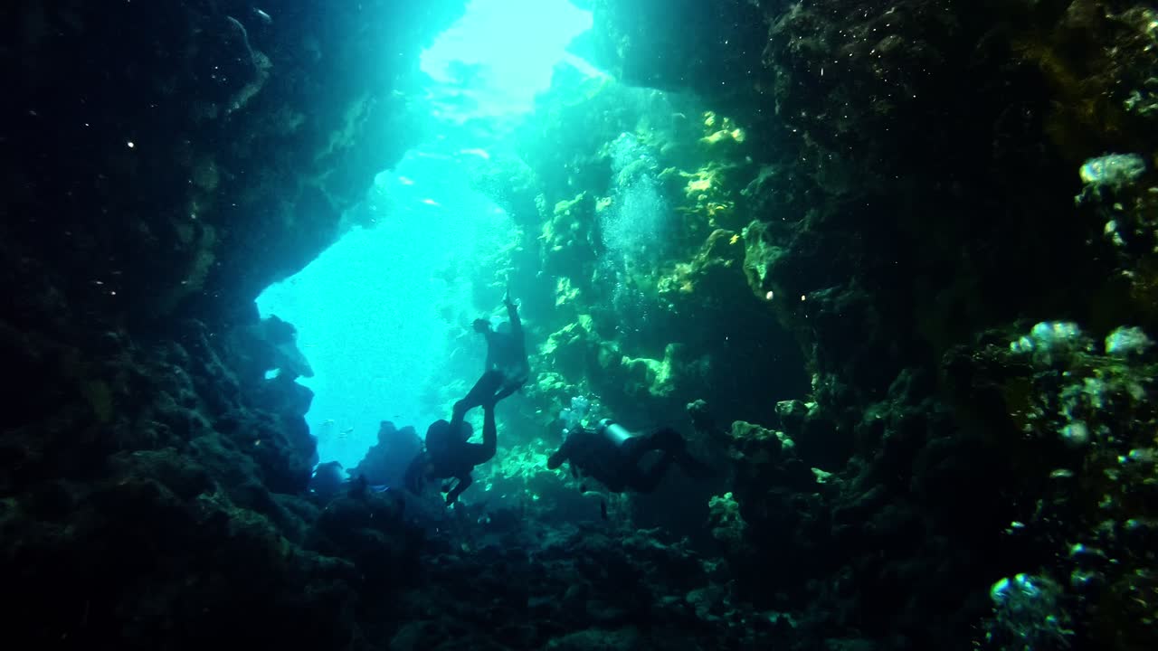 los turistas toman buceo submarino en aguas profundas