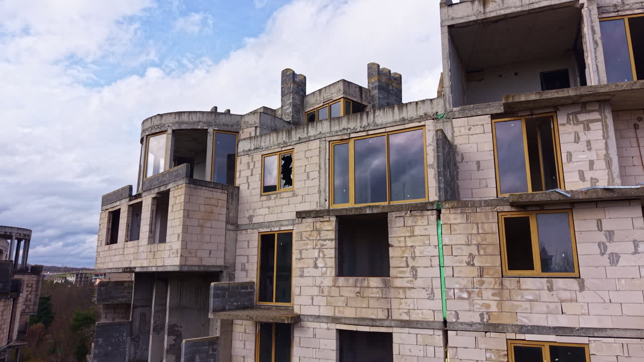 En forladt byggeplads afslører den uhyggelige skønhed i ufærdig arkitektur mod en skyet himmel