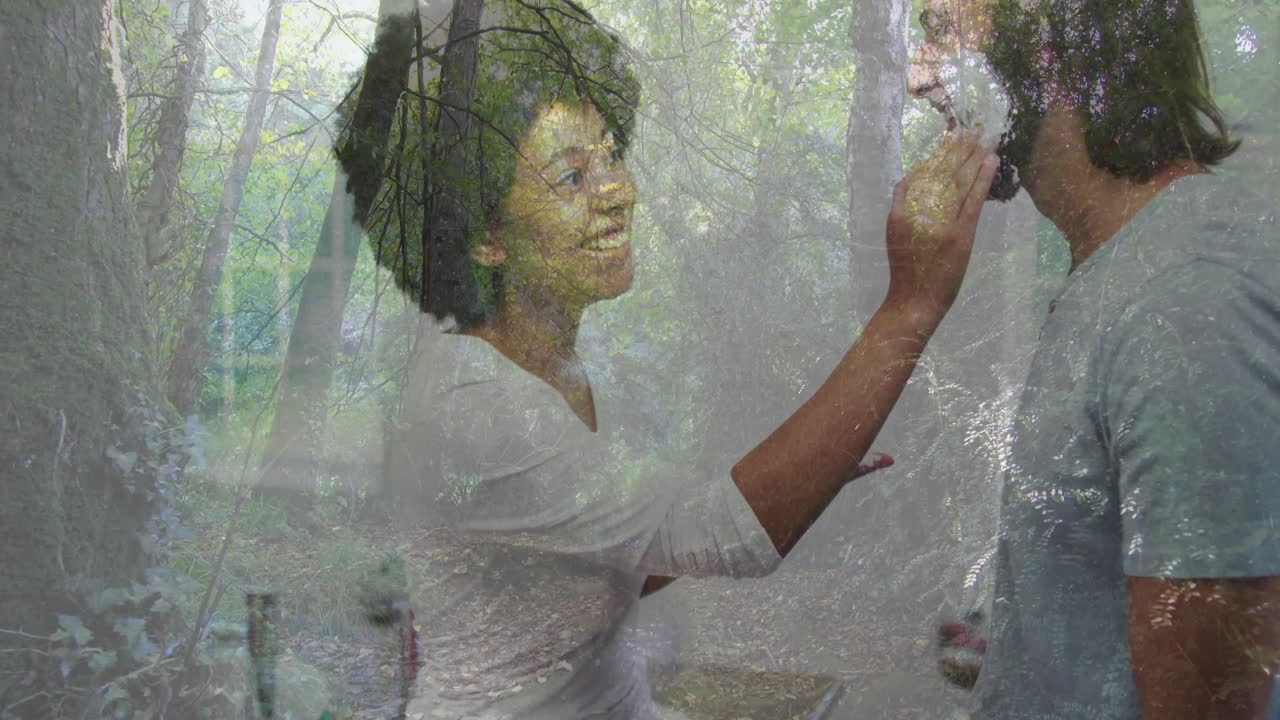 Donna che alza il palmo verso la mascella dell'uomo, avviando la diffusione di schiuma per la cura della bellezza in cerchi sotto una sovrapposizione di foresta.