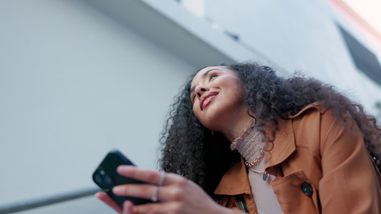 sonrisa, ciudad y mujer escribiendo en el teléfono al aire libre