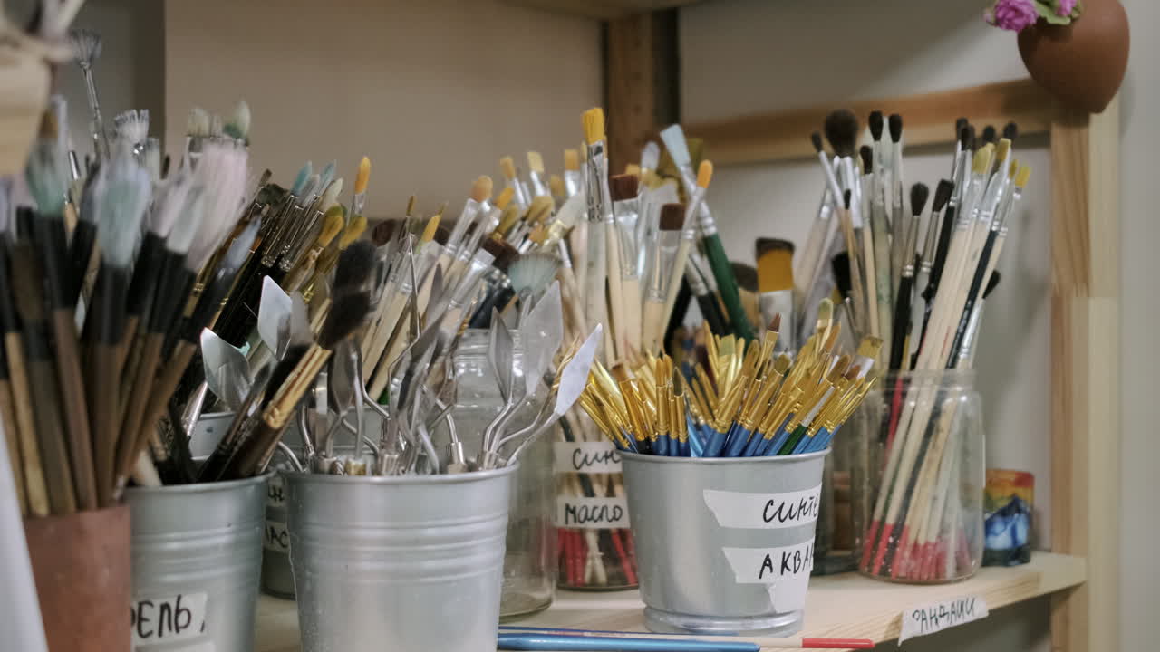 almacenamiento de suministros de arte en estantes