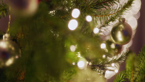 decoraciones encantadoras en el árbol de navidad con bolas y luces