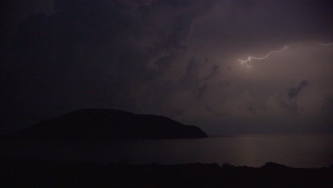 Sommergewitter-Am-Dunklen-Nächtlichen-Himmel-Mit-Wolken-über-Einer-Insel