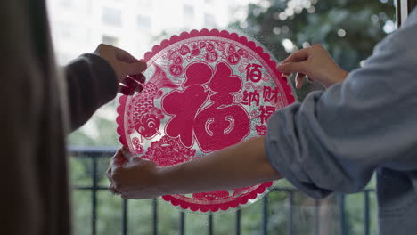 Una-Pareja-Del-Año-Nuevo-Lunar-Chino-Se-Pega-En-El-Cristal-De-Las-Ventanas,-Un-Elemento-Decorativo-Tradicional-Para-La-Celebración-Tradicional-De-La-Fiesta.