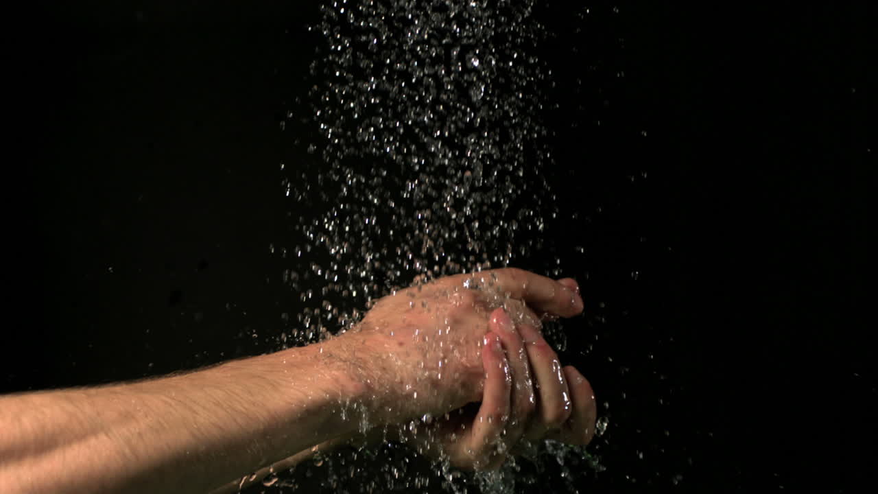 hombre lavándose las manos