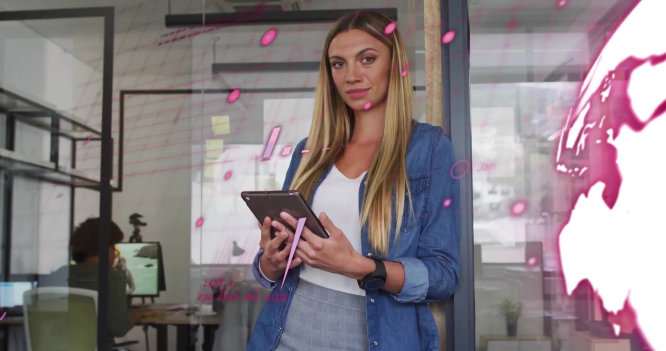 Donna professionista che usa un tablet in un ufficio moderno con sovrapposizione di dati.