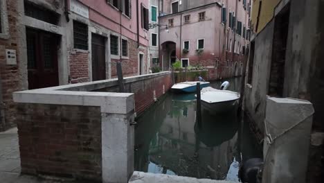 Lokales-Leben-In-Venedig,-Italien,-Nicht-Touristischer-Teil-Der-Stadt-über-Dem-Wasser