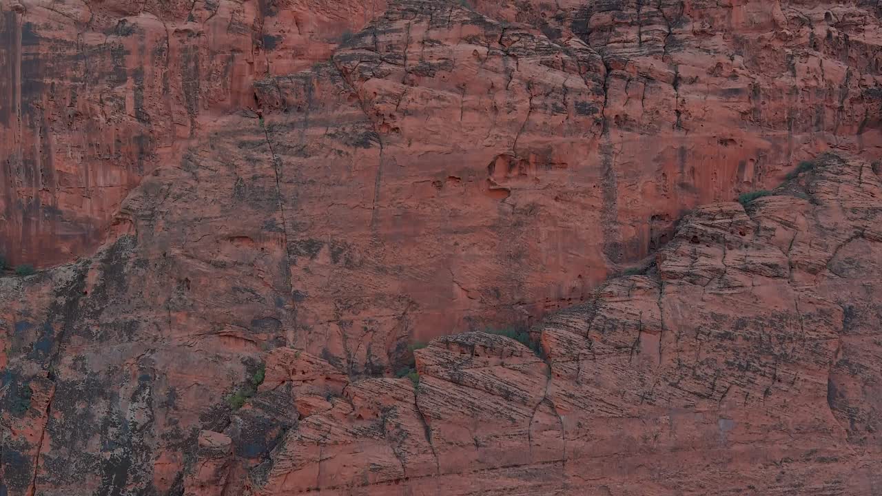 toma aérea ascendente de las gigantescas montañas de flujo de lava de utah