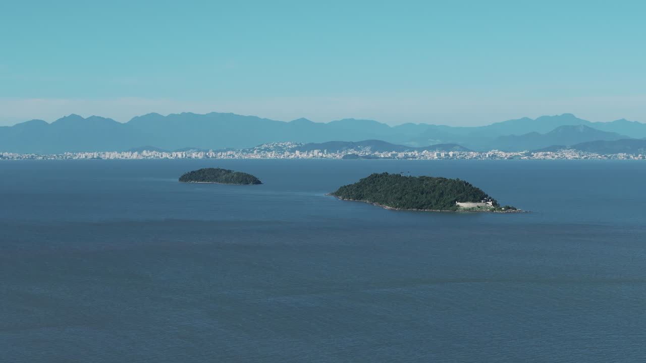 브라질 산타카타리나 주 플로리아노폴리스에 있는 라토네스 섬과 산토 안토니오 데 라토네스의 요새