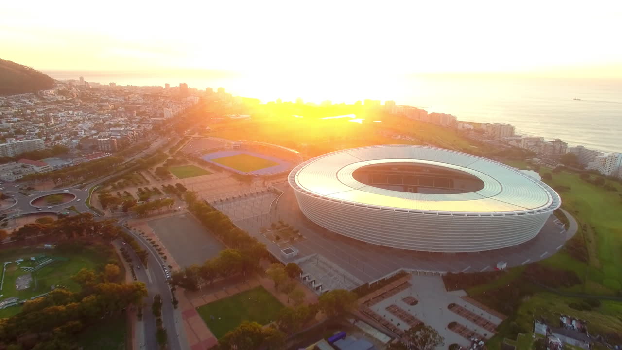 빅토리아와 알버트 워터프론트 위의 일몰