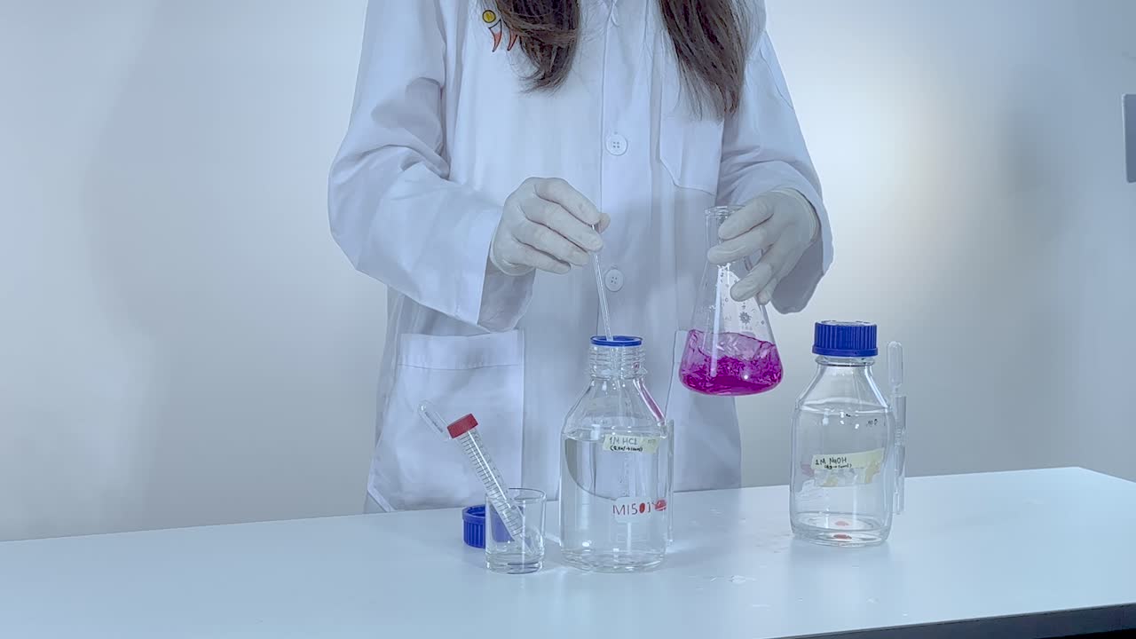 observar el cambio de color en una reacción química