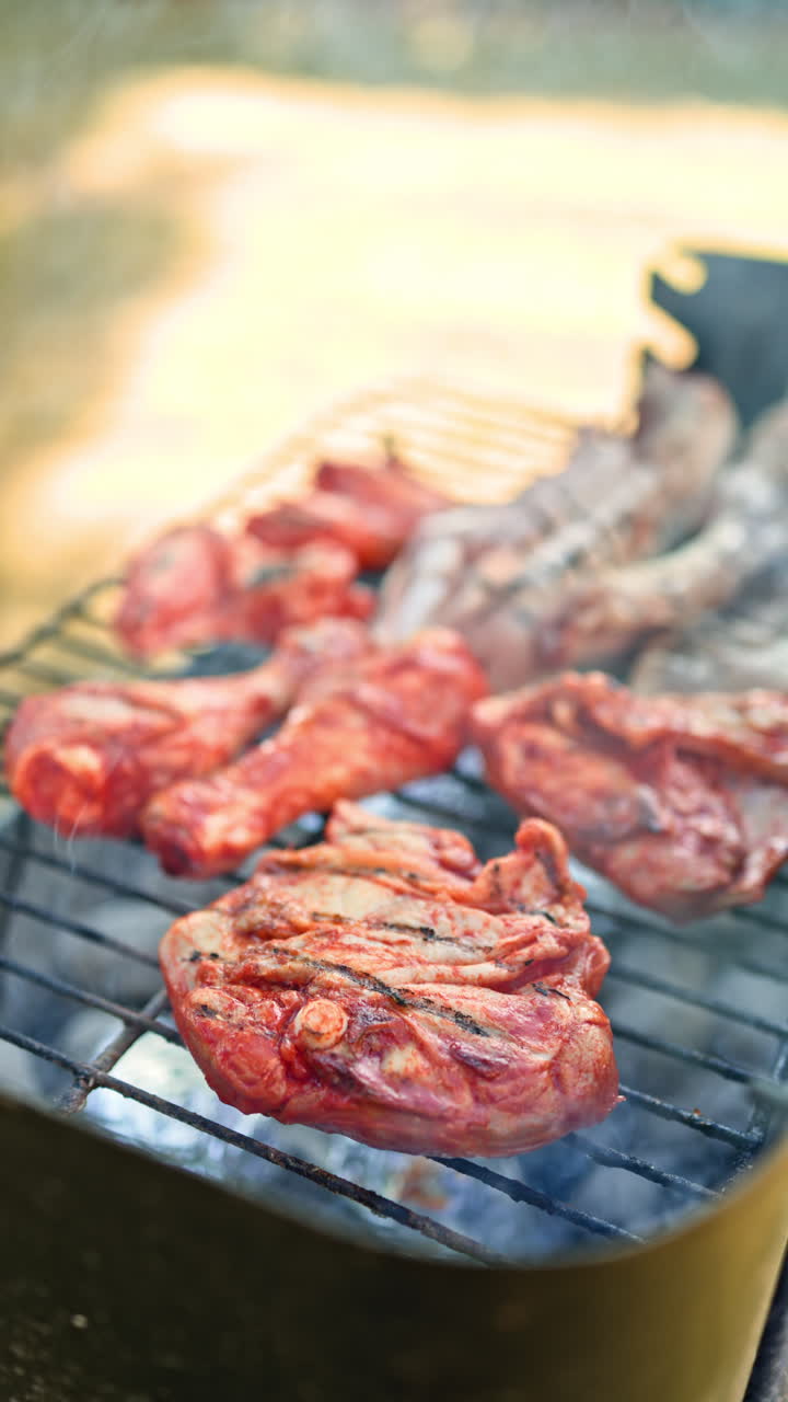 Memanggang Daging yang Juicy dan Lezat di atas Barbeku adalah tradisi musim panas yang berharga, menyatukan teman-teman dan menciptakan kenangan abadi, serta menjamin kegembiraan dan cita rasa istimewa bagi semua yang terlibat.