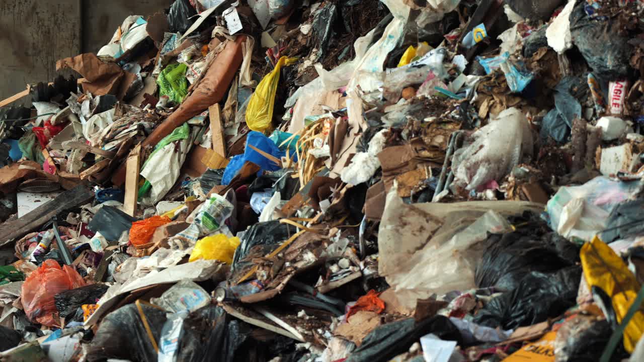 gran pila de basura 4k