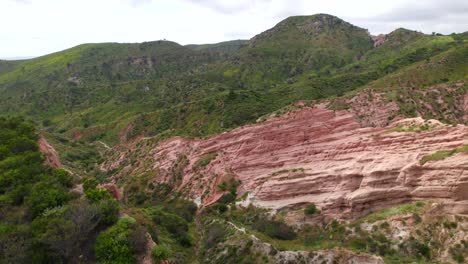 Luftaufnahme-Des-Red-Rock-Canyon-Nach-Monatelangen-Regenstürmen-In-Südkalifornien,-Die-Den-Ausläufern-Ein-Leuchtendes-Grün-Verleihen-Und-Eine-Erstaunliche-Und-Seltene-Frühlingslandschaft-Im-Orange-County-Bilden