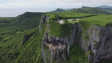 Pan-out-shot-of-suicide-cliff-during-a-sunny-morning