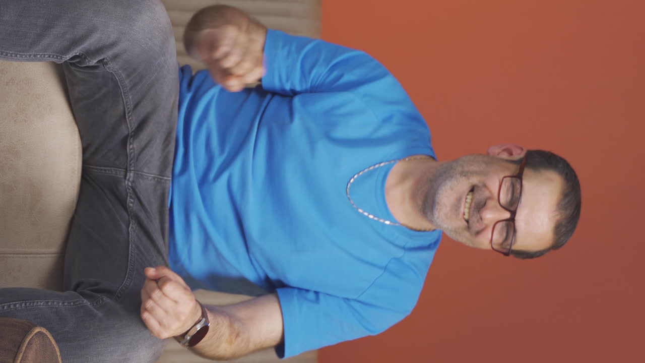 Video verticale di uomo felice che saluta la telecamera