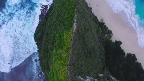 Vista-Aérea-De-Arriba-Hacia-Abajo-Que-Muestra-A-Los-Excursionistas-En-Un-Sendero-De-Trekking