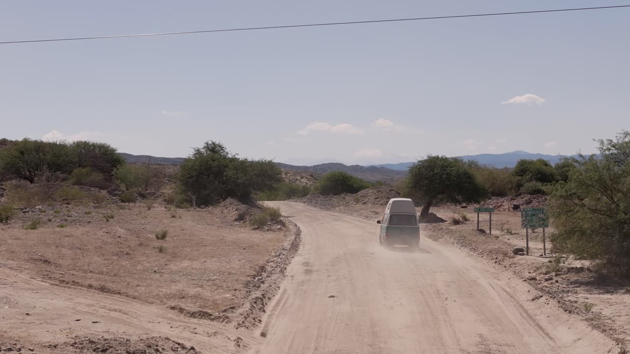 mini furgoneta conduciendo a lo largo de la mística ruta 40 en el noreste de argentina, en un tramo sin pavimentar