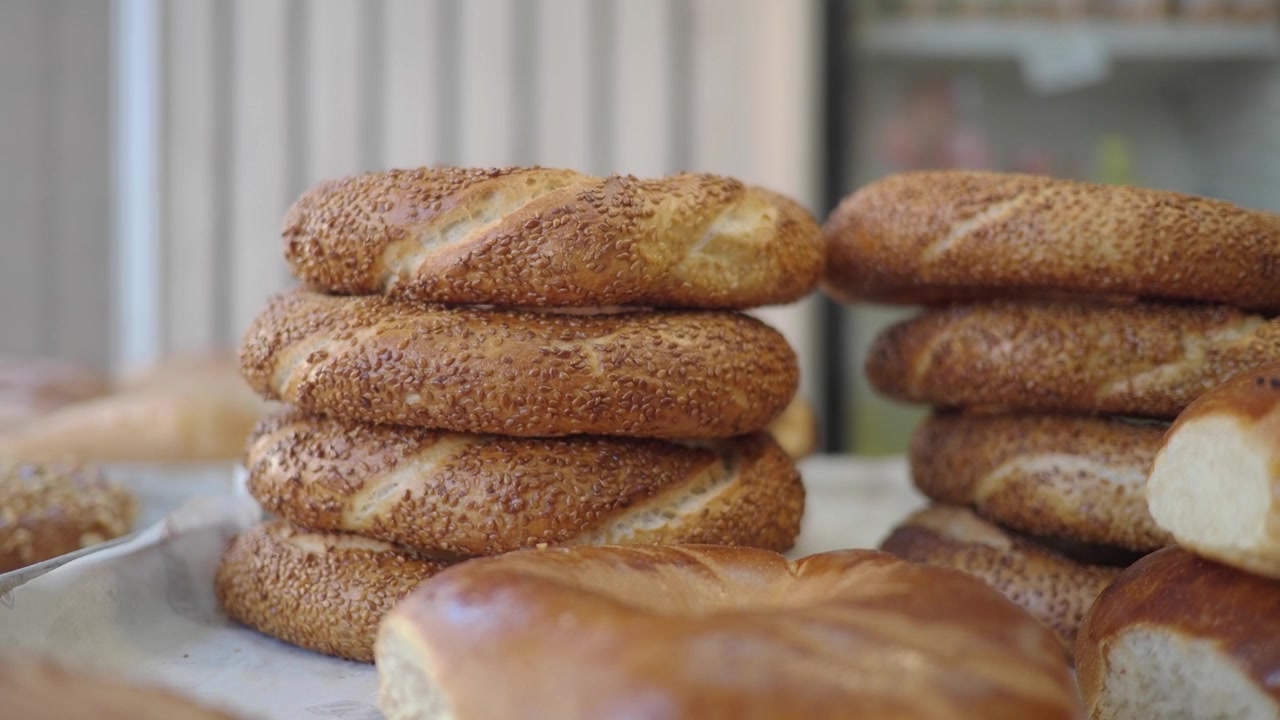 Friskbagt tyrkisk simitbrød stablet i et bageri