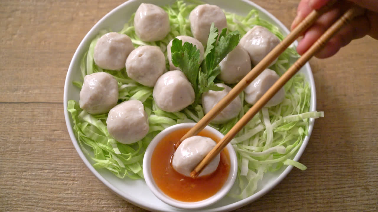 Boiled Fish Balls with Spicy Dipping Sauce