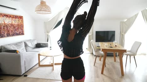 mujer estirándose en casa