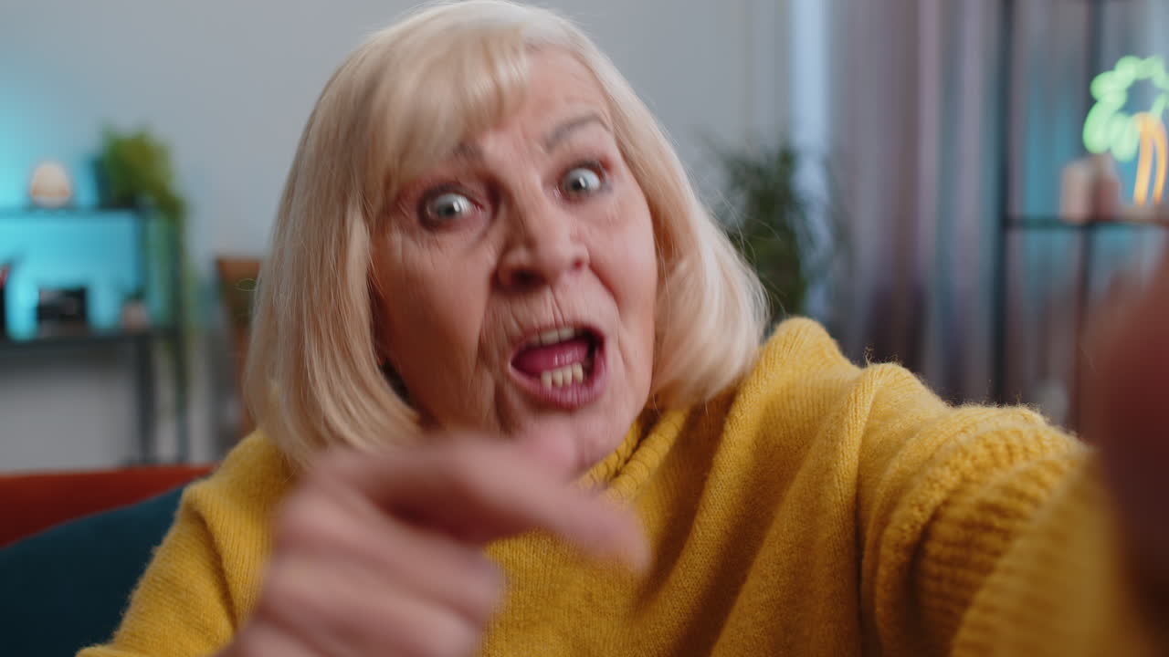 abuela anciana haciendo una llamada de video selfie en línea hablando agitando la mano mirando a la cámara