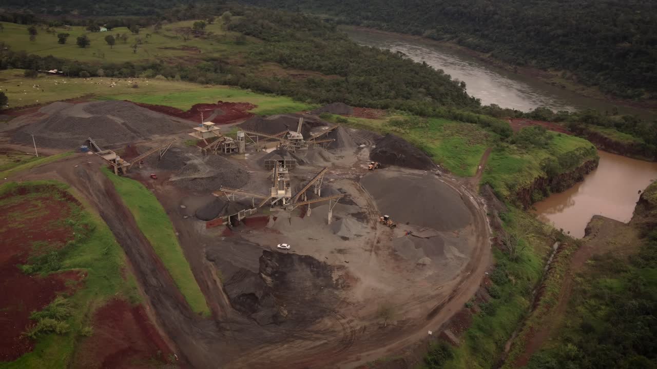 Åpent steinbrudd i Brasil langs bredden av Iguazu-elven.