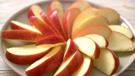 rodaja de manzana roja fresca en el plato