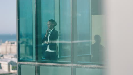 mujer de negocios exitosa mirando por la ventana planeando el futuro pensando en el futuro disfrutando de la vista de la ciudad imágenes en 4k