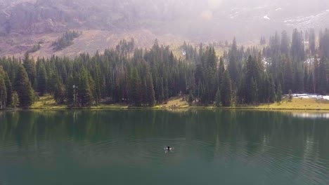 Drohne-Fliegt-über-Frau,-Um-Schönen-See-Und-Berge-Zu-Enthüllen