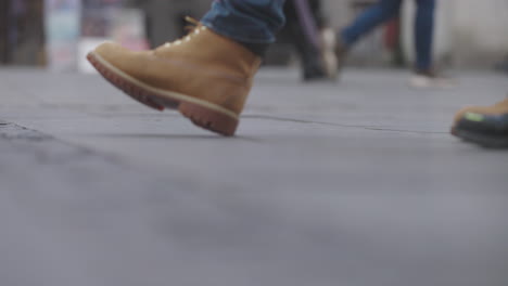 personas caminando por una calle de la ciudad