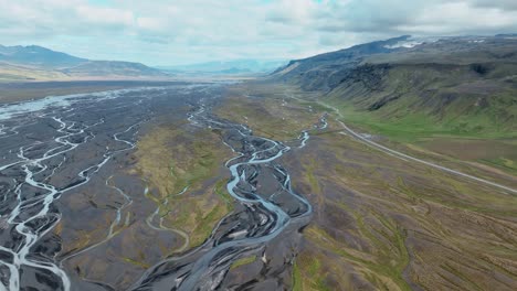 Geflochtene-Flussbetten,-Die-Vom-Gebirgskamm-Von-Thorsmork-In-Südisland-Fließen