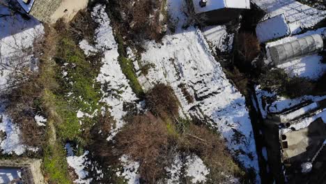 Luftbild:-Verschneite-Bergstadt-An-Einem-Berghang-In-Den-Katalanischen-Pyrenäen