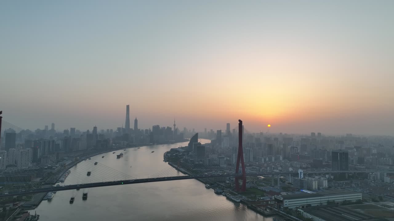 vista aérea de drones de la puesta de sol en el río huangpu en el centro de shanghai, china