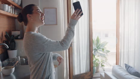 Mujer-Feliz-Teniendo-Video-Chat-Usando-Un-Teléfono-Inteligente-En-Casa-Charlando-Con-Un-Amigo-Mostrando-Apartamento-Disfrutando-De-Una-Conversación-Compartiendo-Estilo-De-Vida-En-Un-Teléfono-Móvil