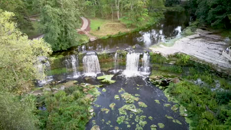 Paisaje-Aéreo-De-La-Cascada-Keila-Estonia-Ubicada-En-El-Río-Keila-En-El-Condado-De-Harju