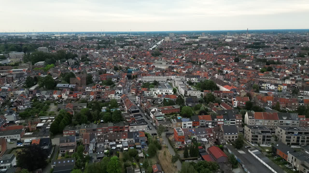 Vista aerea frontale del paesaggio urbano di Gand nei pressi di Rooigem
