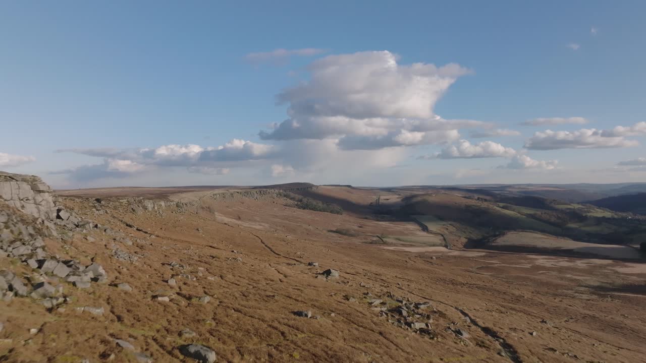 imágenes aéreas de drones que vuelan sobre terreno salvaje, rural y de páramos cerca de una espectacular formación rocosa en otoño