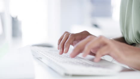 manos femeninas escribiendo un correo electrónico en su computadora